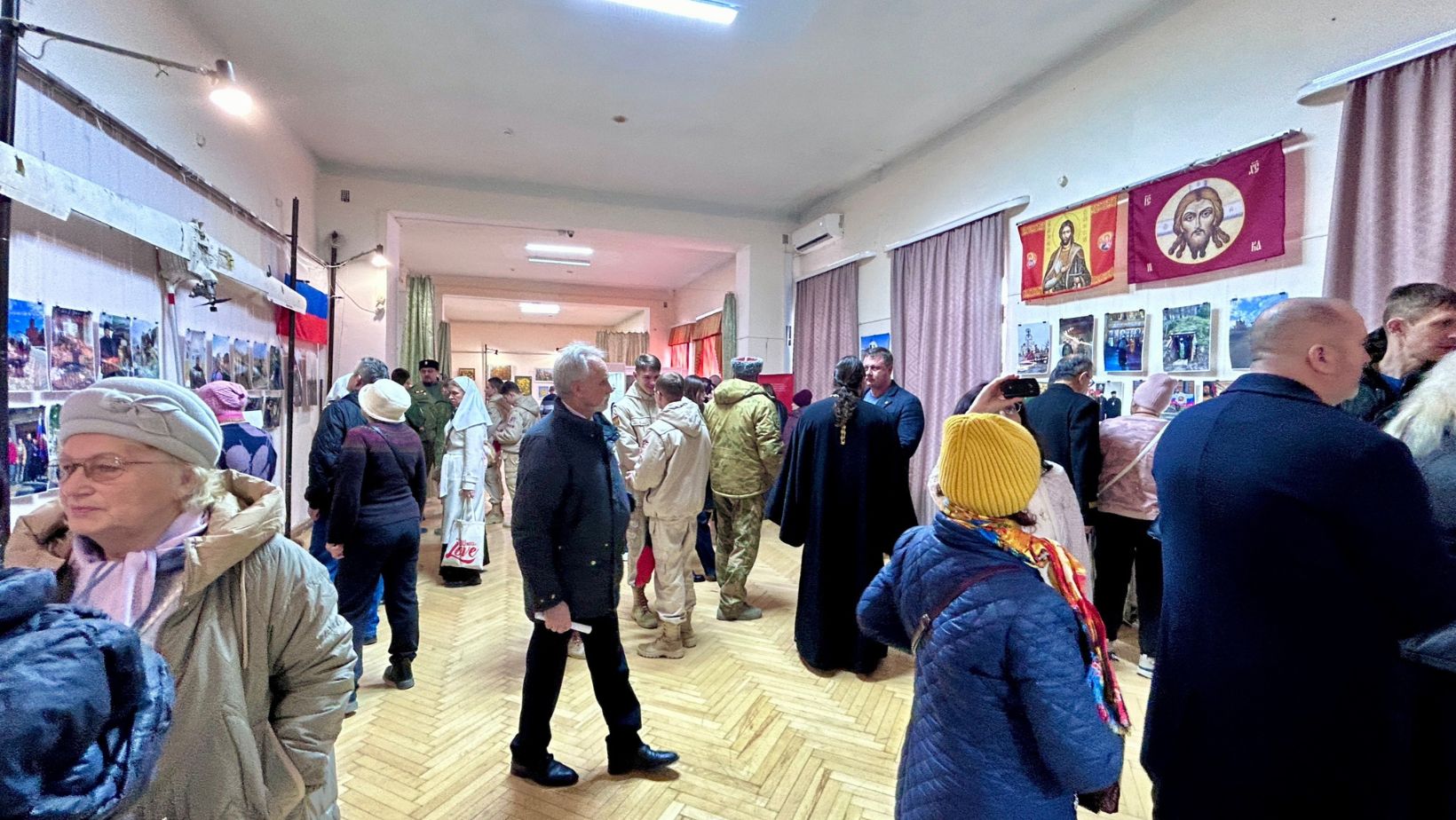 на фото: виставка «Духовне служіння на війні» в музеї старожитностей